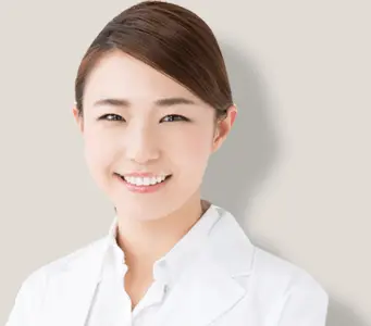 笑顔の女性薬剤師イメージ
