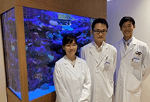 薬局内の水槽の前