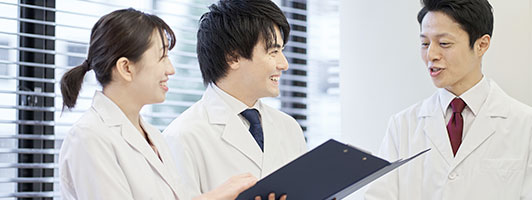 会話する白衣の男女3人