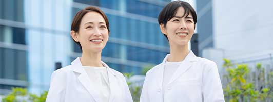 笑顔の白衣の女性2人