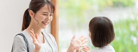 笑顔を見せる母親と子ども
