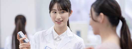 患者に薬の説明をする白衣の女性