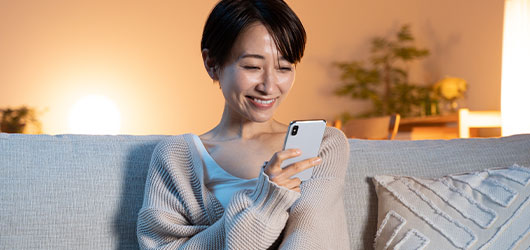 スマートフォンを操作する女性