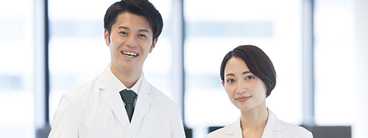 穏やかな笑顔の白衣の男女