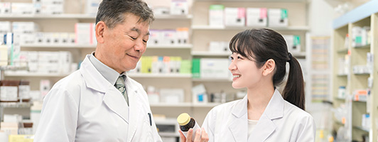 笑顔で話す白衣の男性と女性