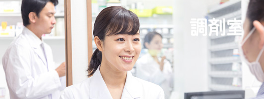 説明する白衣の女性