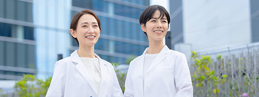 笑顔の白衣の女性2人