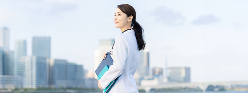 遠くを見る白衣の女性