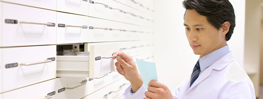 引き出しから薬を探す薬剤師