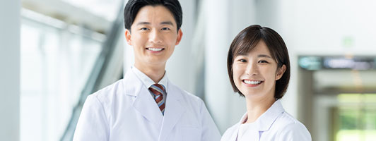 笑顔の男女の医療従事者