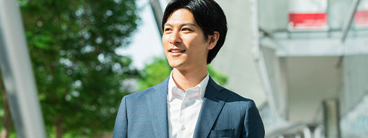 屋外で笑顔のビジネスマン