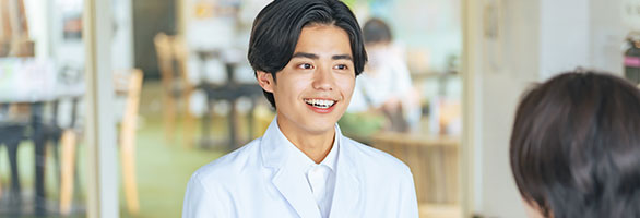 笑顔で説明をする男性医療従事者