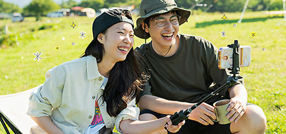 笑顔で会話する男女