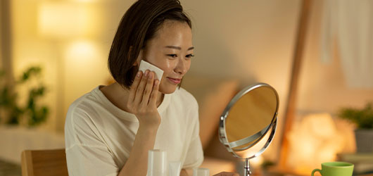 鏡を見る女性