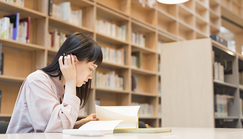 勉強に励む薬学生