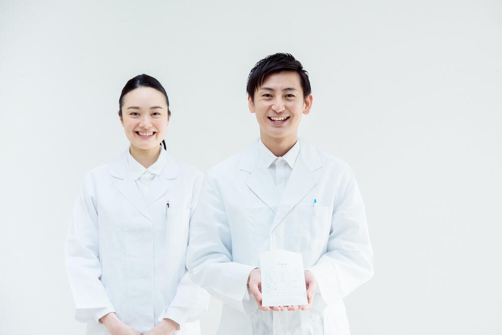 薬を差し出す薬剤師のイメージ