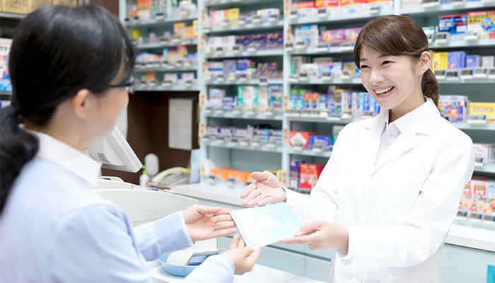 患者に薬を渡す薬剤師のイメージ