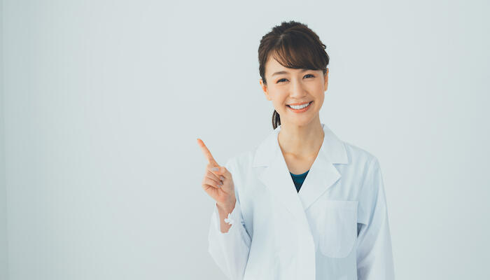 指をさす薬剤師のイメージ