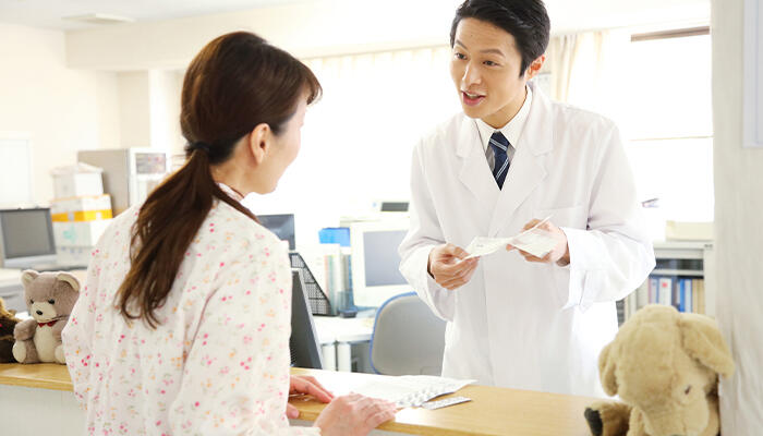 服薬指導をおこなう薬剤師のイメージ