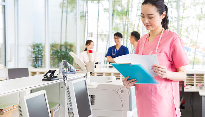 薬歴管理をおこなう薬剤師のイメージ