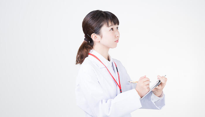 薬歴記載をおこなう薬剤師のイメージ