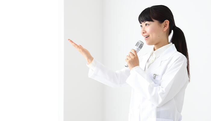 講演する薬剤師のイメージ