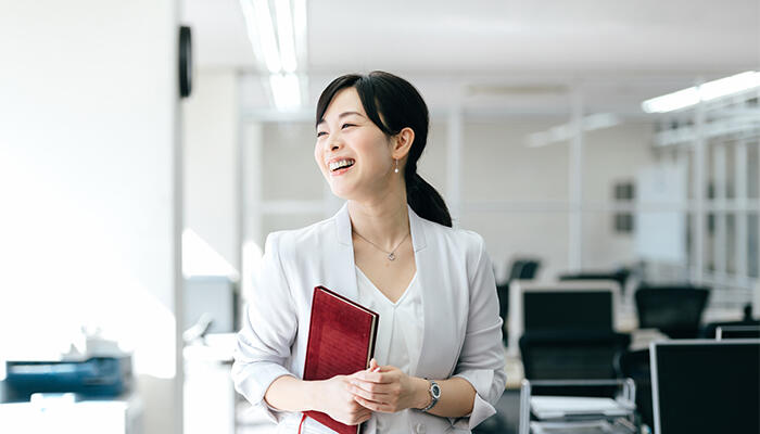 笑顔の女性公務員のイメージ