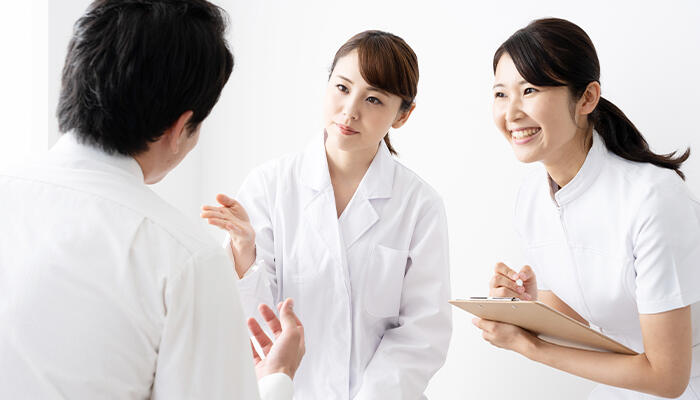 患者様とお話しする薬剤師のイメージ