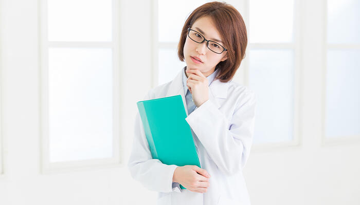 悩む薬剤師のイメージ