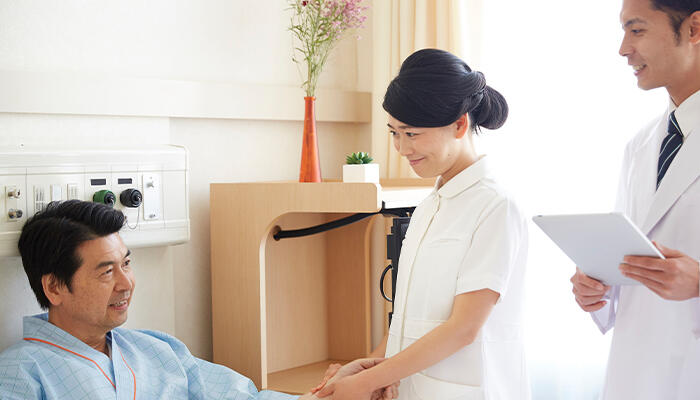 患者様と話す薬剤師、医師のイメージ