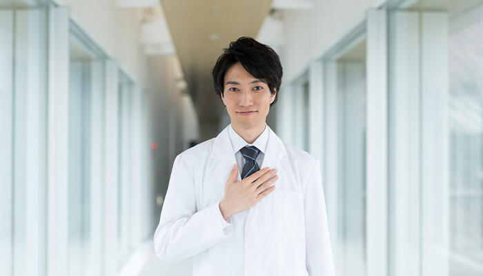胸を張る薬剤師のイメージ