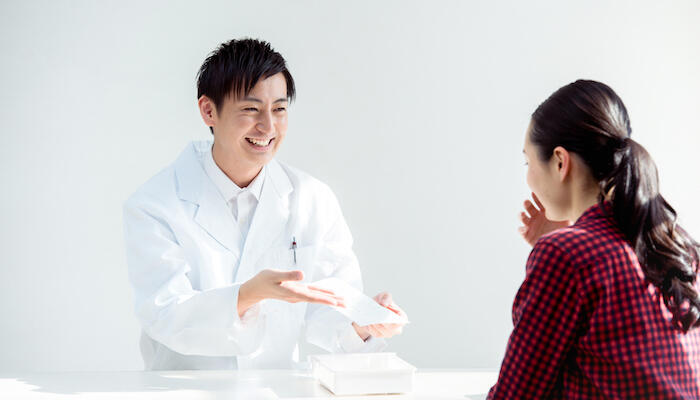 薬を説明しているイメージ
