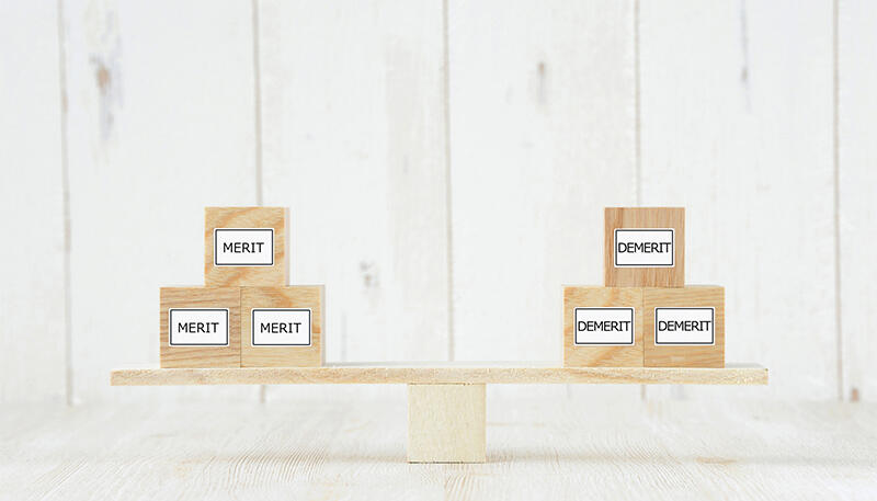 メリットデメリットの天秤のイメージ