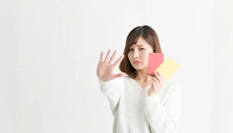 女性がちょっと待ったとしている写真
