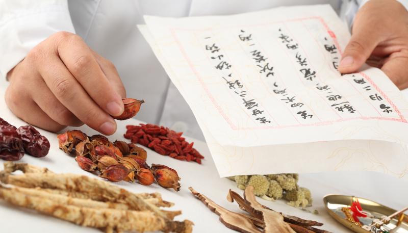 『漢方アドバイザー』は薬剤師の仕事に活かせる？取得メリットや『漢方薬・生薬認定薬剤師』との違いを解説【薬剤師の資格入門】