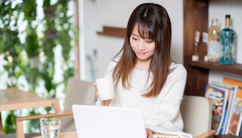 薬剤師が在宅ワークをしている姿