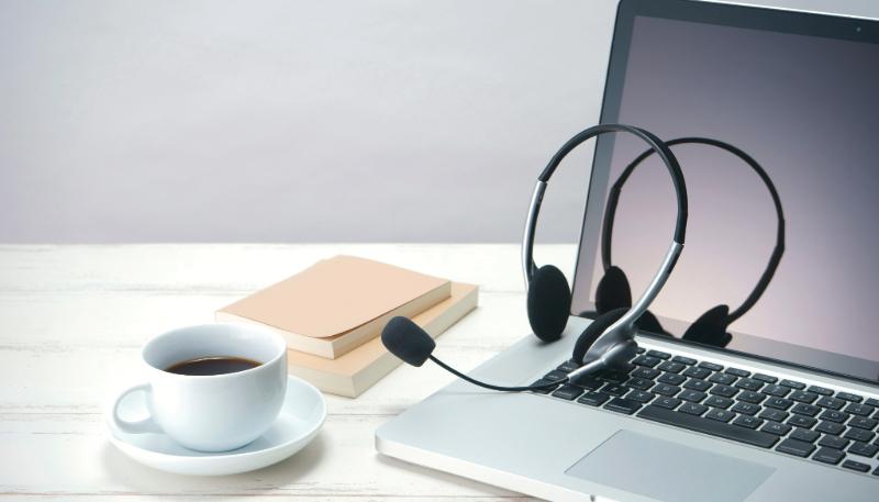 パソコンとヘッドセットで在宅ワークをするイメージ写真