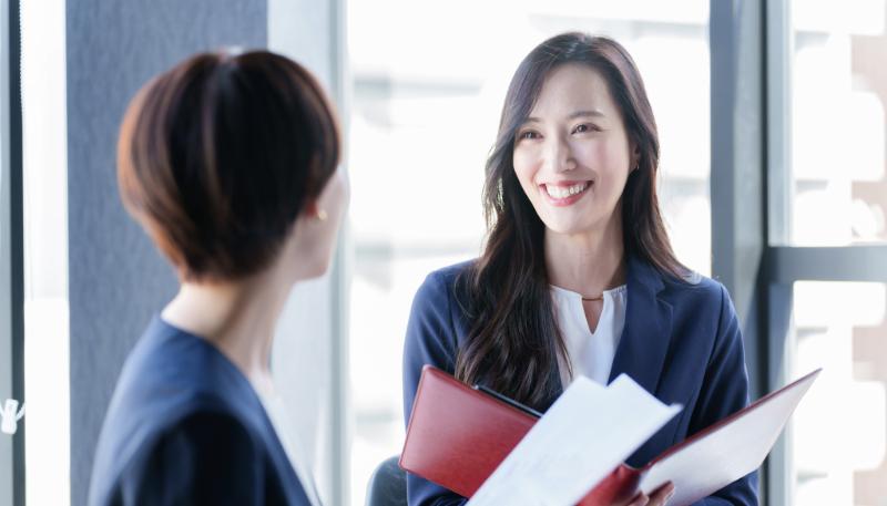 薬剤師と転職コンサルタントが話している写真