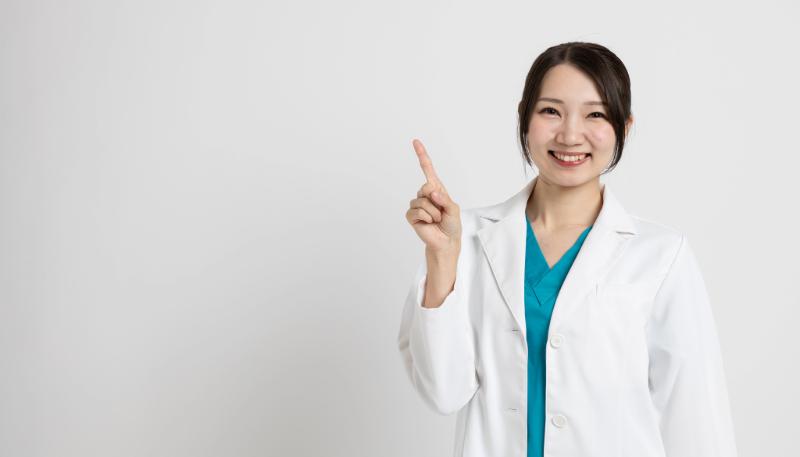 指を指す薬剤師