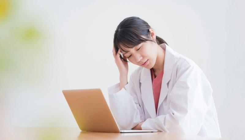 転職の厳しさに頭を抱える