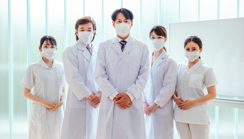 複数人の男女の薬剤師