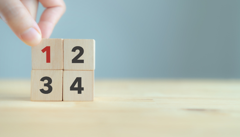 1から4の数字が書かれている積み木