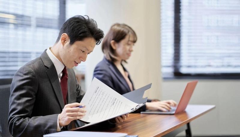 書類を見る採用面接官の写真