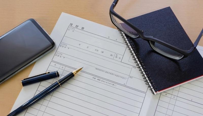 履歴書や筆記用具が並べられている写真