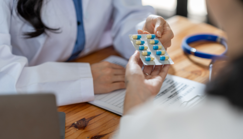 薬を持つ薬剤師の手