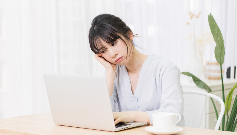 悩む女性の様子