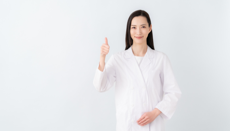 微笑む薬剤師の女性