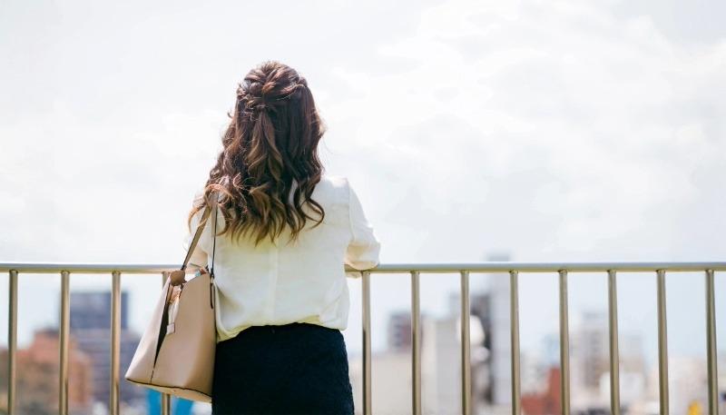 途方に暮れる女性の後ろ姿