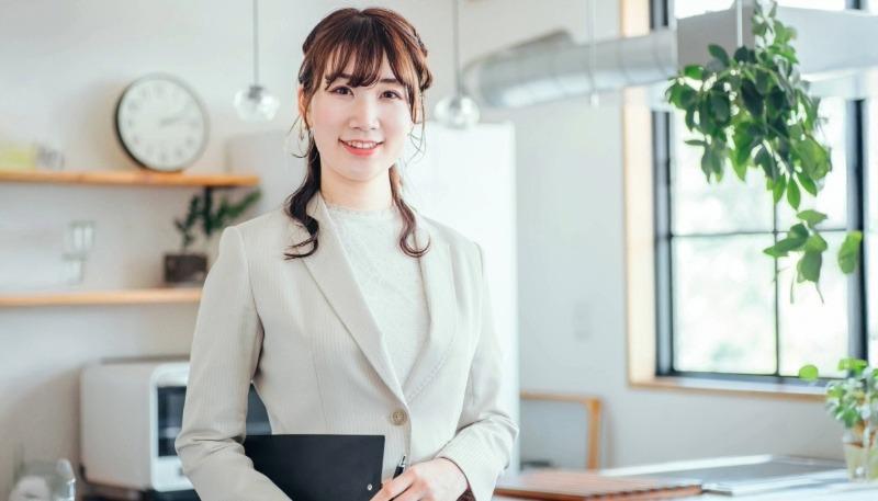コンサルタントの女性が正面を見て笑顔を見せる写真