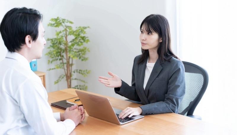 女性コンサルタントが熱弁する様子の写真